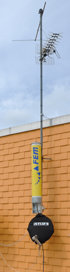 Bild eines Antennenmastes mit DVB-T-Antenne und Sat-Schüssel